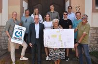 Vertreter der Lebenshilfe, von Schneider Bau und der Stadt Kastellaun informierten sich vor Ort über den Start der Sanierungsarbeiten.