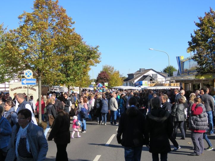Bummeln und shoppen kann man in den vielen geöffneten Fachgeschäften Simmeraths, an den Ständen von 180 Händlern, aber auch bei regionalen Hobbykünstlern.