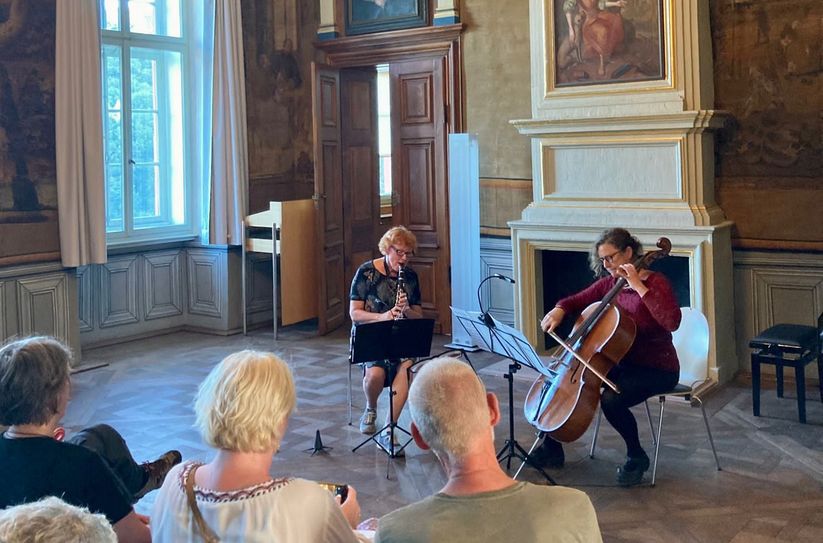 Catrin Stecker (Klarinette) und Angela Simons (Violoncello) spielen am Samstag, 7. September, im Schloss Malberg