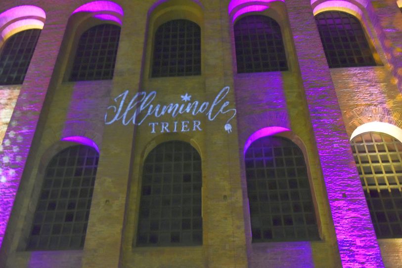 Illuminale-Schriftzug auf der Fassade der Basilika