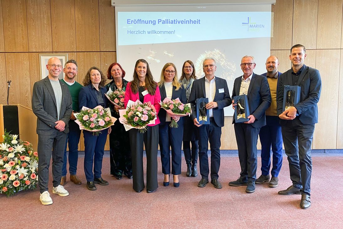 Landrätin Cornelia Weigand (3. v.l.) und Bürgermeister Guido Orthen (3. v.r.) gratulierten Klinikleitung, Palliativ-Team und Netzwerkpartnern zur Eröffnung der neuen Palliativeinheit am Krankenhaus Maria Hilf Bad Neuenahr-Ahrweiler.