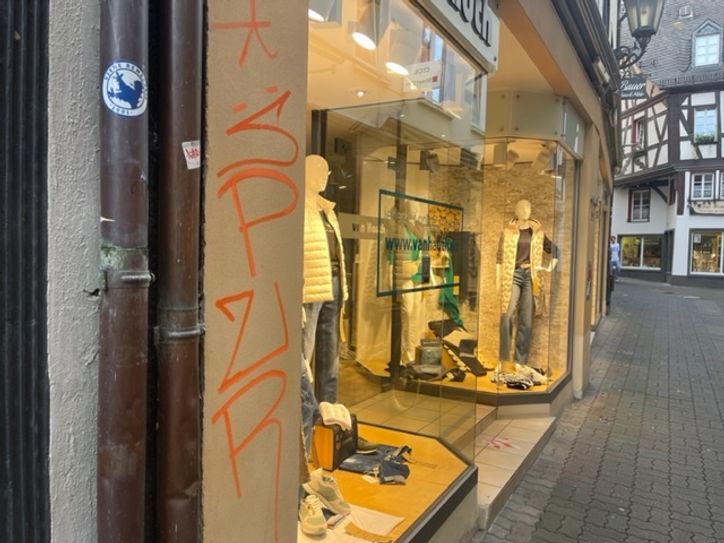 Zahlreiche Gebäude in der Cochemer Innenstadt wurden durch Schmierereien beschädigt.