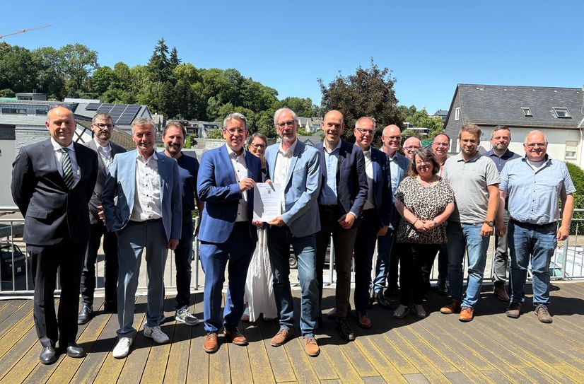 Vertreter der sieben Gesellschafter freuen sich gemeinsam mit den Geschäftsführern Frank-Michael Uhle (5.v.l.) und Thomas Lorenz (7.v.l.) über die notarielle Gründung der Energiegesellschaft Rhein-Hunsrück.