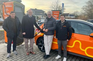 Grundstückseigentümer Thomas Plum, Bürgermeister Jorma Klauss, STAWAG-Vorstand Wilfried Ullrich und Fachmann Nils Christen nehmen die neue Schnellladesäulen am Roetgener Vennhof in Betrieb.