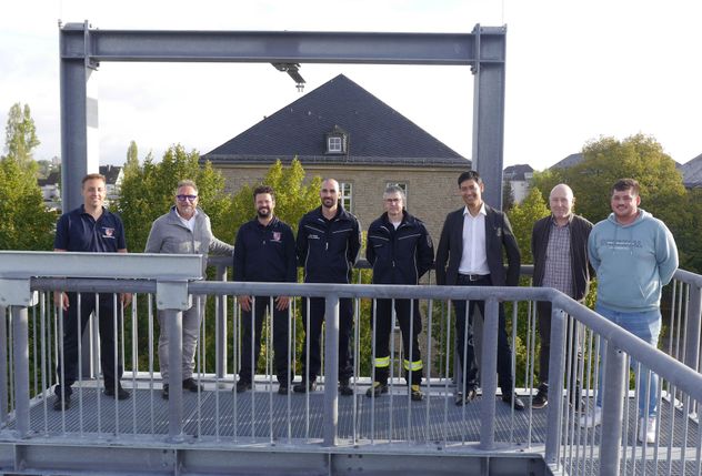 v.l.: Brand- und Katastrophenschutzinspekteur Dustin Hargarten, Erster Kreisbeigeordneter Michael Ludwig, Kreisausbilder Johannes Hansen, Kreisausbildungsleiter Fabian Kohlei, Kreisausbilder Frank Henrichs, Architekt Markus Bertz sowie Jürgen Kles und Tobias Mohr von der Kreisverwaltung bei der Einweihung des neuen Übungsturms in Bitburg.