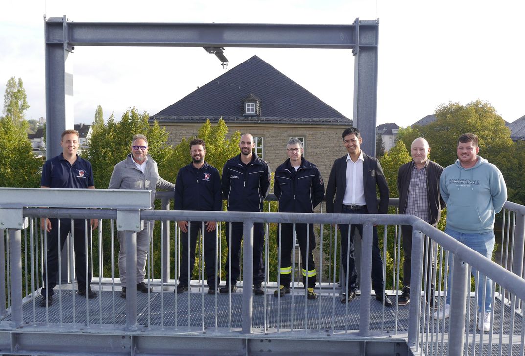 v.l.: Brand- und Katastrophenschutzinspekteur Dustin Hargarten, Erster Kreisbeigeordneter Michael Ludwig, Kreisausbilder Johannes Hansen, Kreisausbildungsleiter Fabian Kohlei, Kreisausbilder Frank Henrichs, Architekt Markus Bertz sowie Jürgen Kles und Tobias Mohr von der Kreisverwaltung bei der Einweihung des neuen Übungsturms in Bitburg.