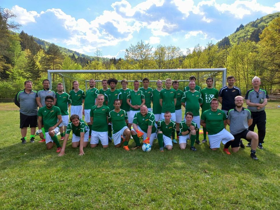 Die Fußball-Landesauswahl der Behinderten wird von Frank Dirschus (rechts) und Ex-Bundesligaspieler Benni Auer (stehend, 2. v. r.) gecoacht.