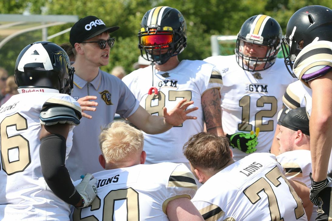 Alexander Frisch (2. v. l.) ist neben seiner Position als "Quarterback" bei den "Centurions" auch Trainer für die "Offense" bei den "Lions".