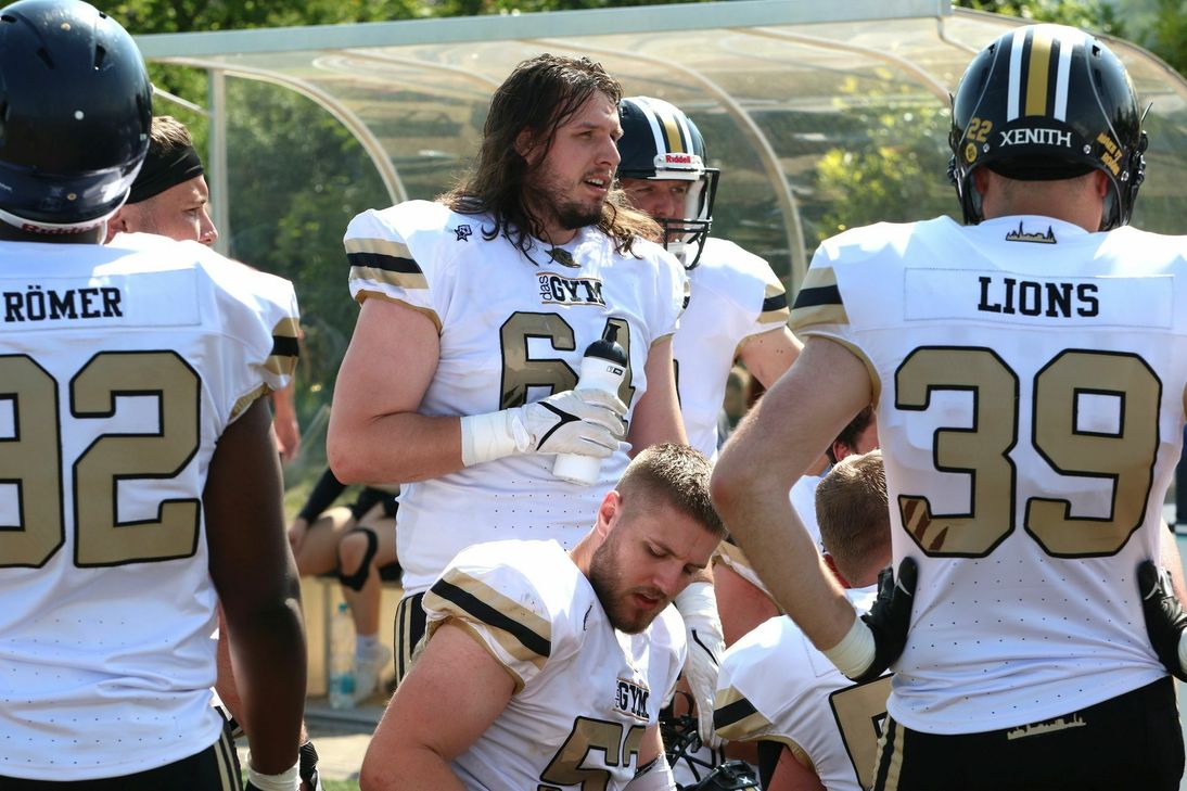 Jan Harms (m.), mit der Nummer 64, erzählte der Agentur ProfiPress von seinem Werdegang zum internationalen Footballspieler.