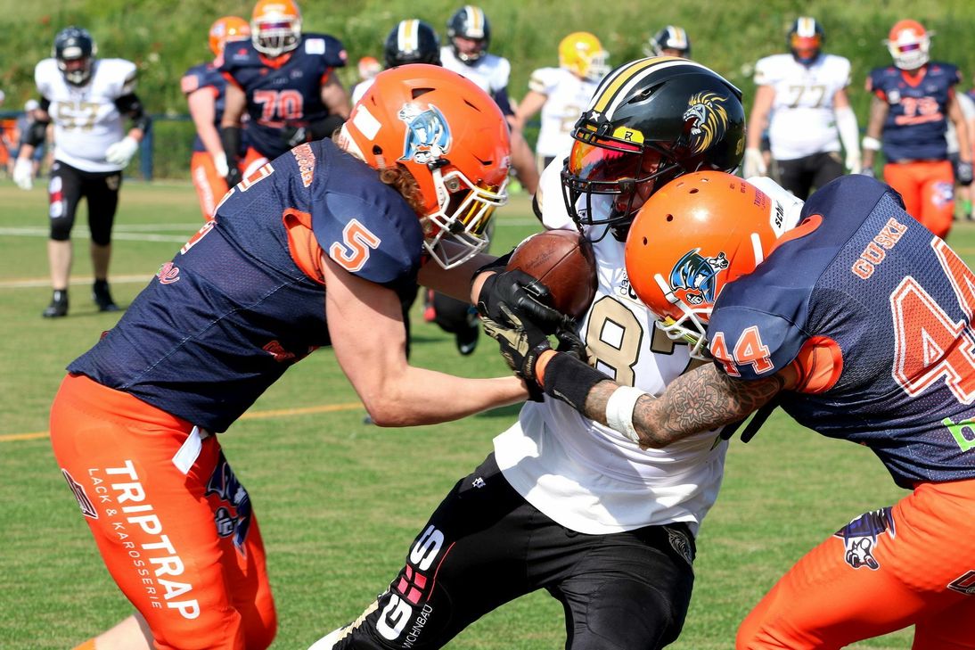 Jan Harms (24), Alexander Frisch (21) und sein Bruder André Frisch (26) aus Mechernich spielen professionelles American Football bei den "Cologne Centurions" in der "European League of Football" (ELF). Außerdem sind sie eng mit den "Euskirchen Lions" verbunden, die am Samstag, 19. August, ein Benefizspiel für "Helden des Alltags" organisieren.