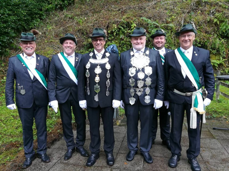 Der Vorstand der Bürgerschützen Montjoie umringt Schützenkönig Martin I. (Goffart) und Peter Dick, der fünf Jahre lang den Titel »Ehrenkönig« trägt.