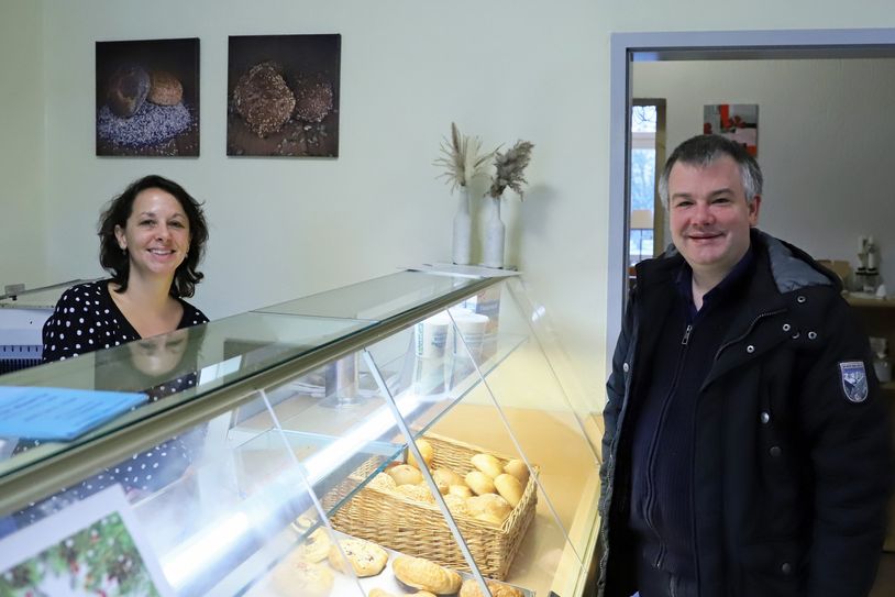 Angelina Fankel und Dekan Christian Heinz im Dorfladen.