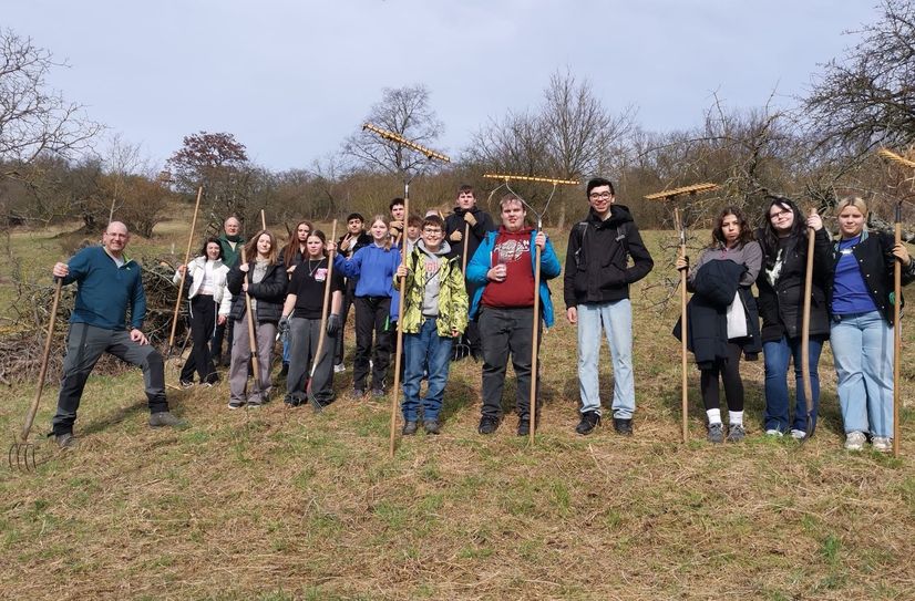 Die Schülerinnen und Schüler machten sich mit Heugabeln und Rechen an die Aufgabe.