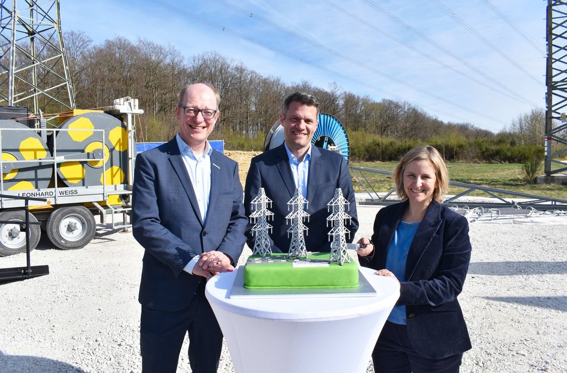 Zur symbolische Inbetriebnahme des ersten Bauabschnitts gab es auch einen Kuchen. V.l.: Alexander Montebaur (Geschäftsführer Spezialtechnik Westnetz), Katrin Eder, (Ministerin für Klimaschutz, Umwelt, Energie und Mobilität Rheinland-Pfalz) und Andreas Berg (Vorstand Technik Westenergie).
