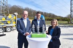 Zur symbolische Inbetriebnahme des ersten Bauabschnitts gab es auch einen Kuchen. V.l.: Alexander Montebaur (Geschäftsführer Spezialtechnik Westnetz),  Katrin Eder, (Ministerin für Klimaschutz, Umwelt, Energie und Mobilität Rheinland-Pfalz) und Andreas Berg (Vorstand Technik Westenergie).