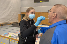 Polizeibeamtin entnimmt eine DNA-Probe