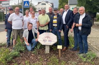 Stolz präsentieren Vertreter von Stadt und Vereinen sowie Steinmetz-Geselle Ben Malburg die neu restauriere Sonnenuhr.