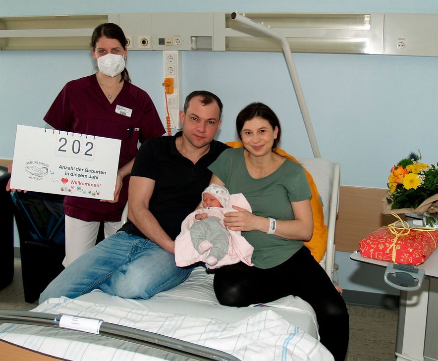 (v.l.): Schwester Isabelle Steffen, Sergej und Viktoria Riemer mit ihrer kleinen Estelle.