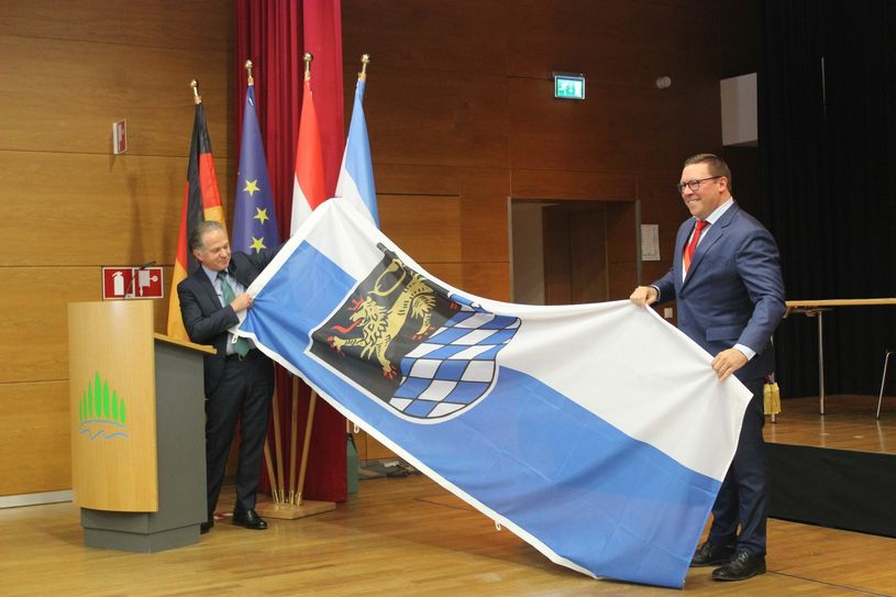 Verbunden mit dem Dank für den großartigen Empfang und in Erinnerung an den Gründungstag überreichte Nikolay die Simmerner Stadtfahne sowie eine aus Schiefer gefertigte Tafel mit Datum und Stadtwappen von Simmern.