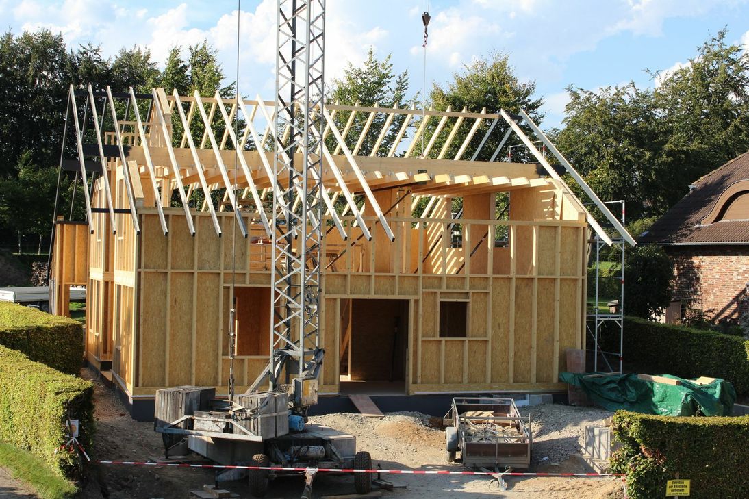 Holz bindet CO2, es lässt sich schneller verarbeiten als etwa Stein und auch der Rückbau ist mit weniger Dreck verbunden. Welche Vorteile das Werkeln mit Holz noch alles bieten, das soll ein Holzbauforschungs-Institut herausfinden. Foto: T. Förster