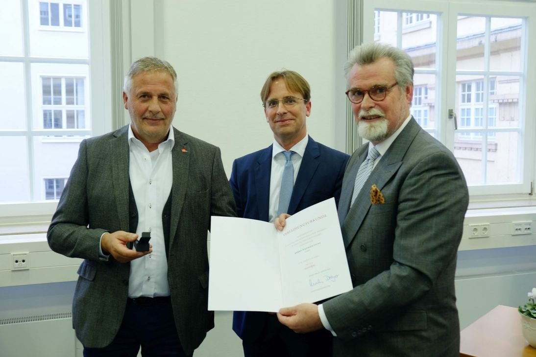 Von links: Wilfried Stenz, Matthias Hambach, Vizepräsident des Landesarbeitsgerichts und Justizminister Herbert Mertin.