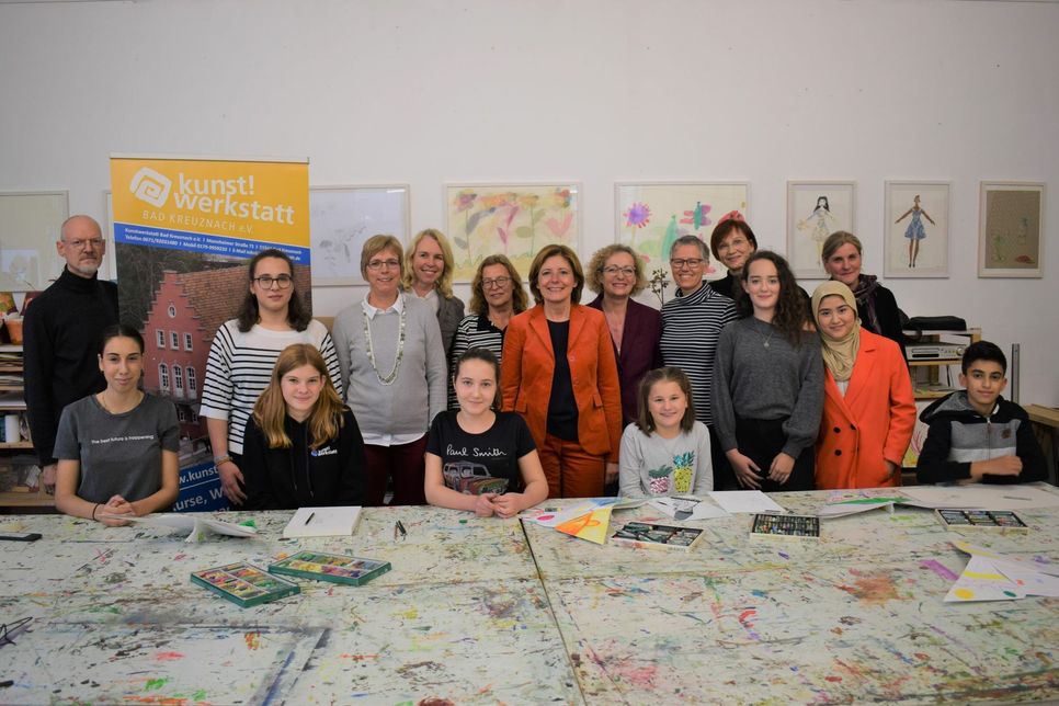 Die Ministerpräsidentin von Rheinland-Pfalz, Malu Dreyer, hat im Rahmen ihrer "Im Land Daheim-Tour" gestern auch die Jugendkunstschule in Bad Kreuznach besucht.