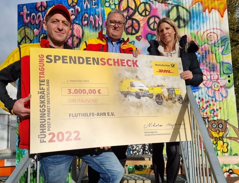 Nikolaos Ioannidis (l.) und Dieter Blechmann (M.) überreichten den symbolischen Scheck über 3.000 Euro an Michaela Wolff.