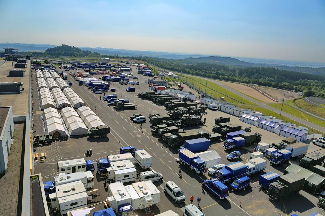 Das Grand-Prix-Fahrerlager des Nürburgrings. Eigentlich die Heimat für Rennteams oder Rock am Ring. Seit vergangener Woche eine zentrale Basis für Einsatzkräfte der Krisengebiete.