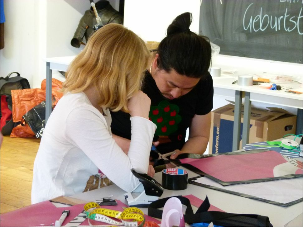 Zuschauen, lernen und ausprobieren: Modedesigner Johannes Truong erklärt im Jugendclub des Stadtmuseums Simeonstift Trier künstlerische Techniken. Foto: Stadtmuseum Simeonstift