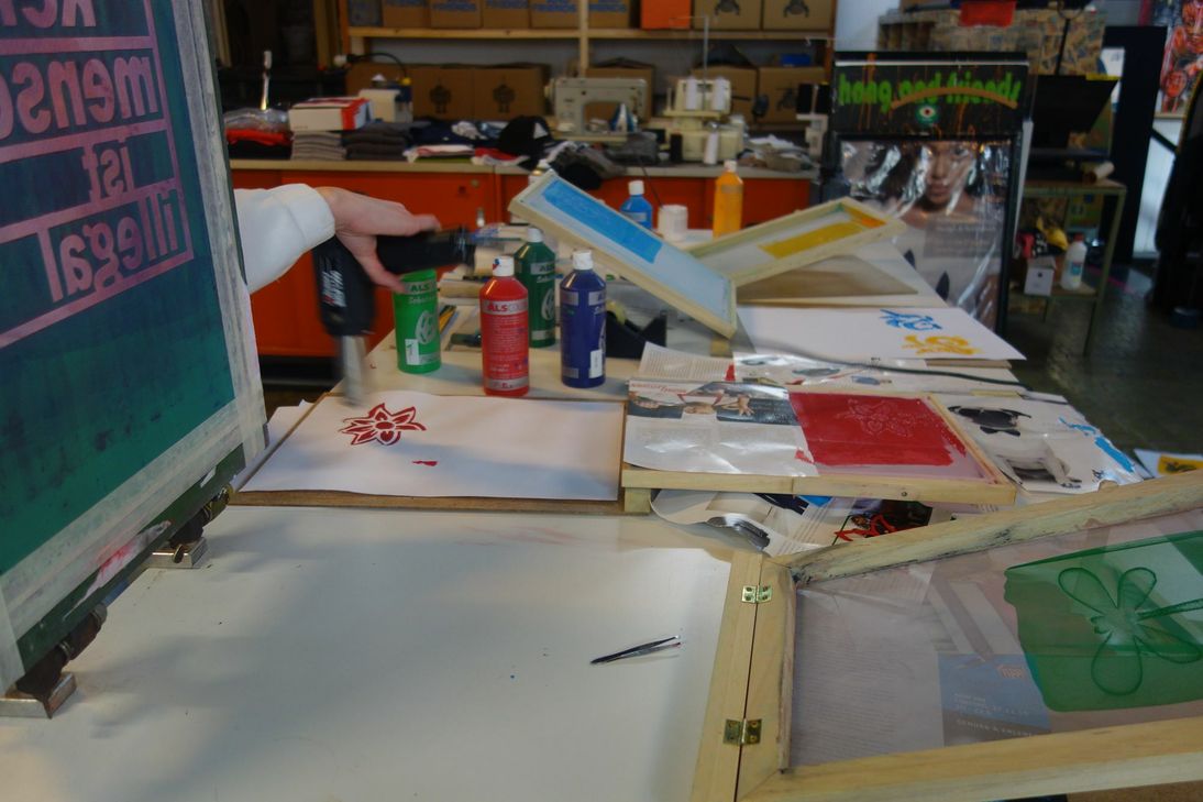 Auch aufwändige Techniken können im Jugendclub des Stadtmuseums Simeonstift Trier erlernt werden. Hier ist der Tisch für den Siebdruck vorbereitet. Foto: Stadtmuseum Simeonstift