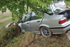 Ein Auto prallt zwischen Sommerloch und Wallhausen frontal gegen einen Baum.