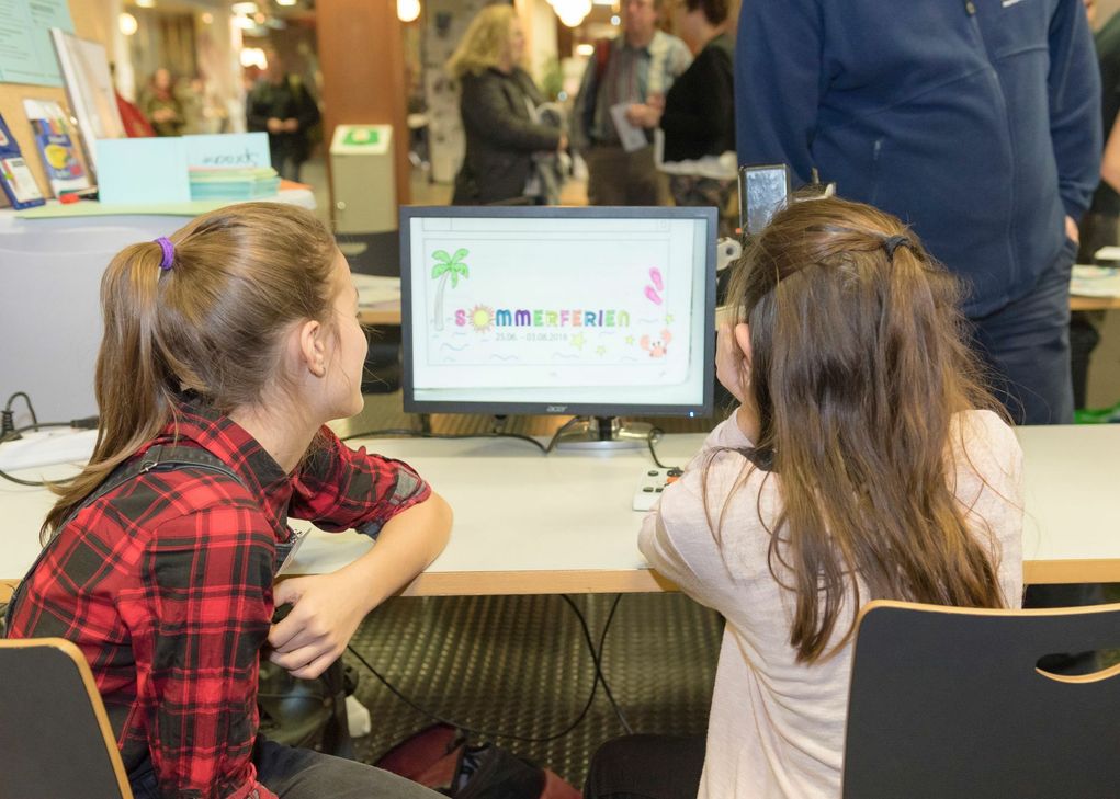 Schule digital: Eine Kamera und ein Bildschirm helfen der sehbeeinträchtigten Natalia (links) beim Lesen. Foto: Sheila Dolman, Uni Trier