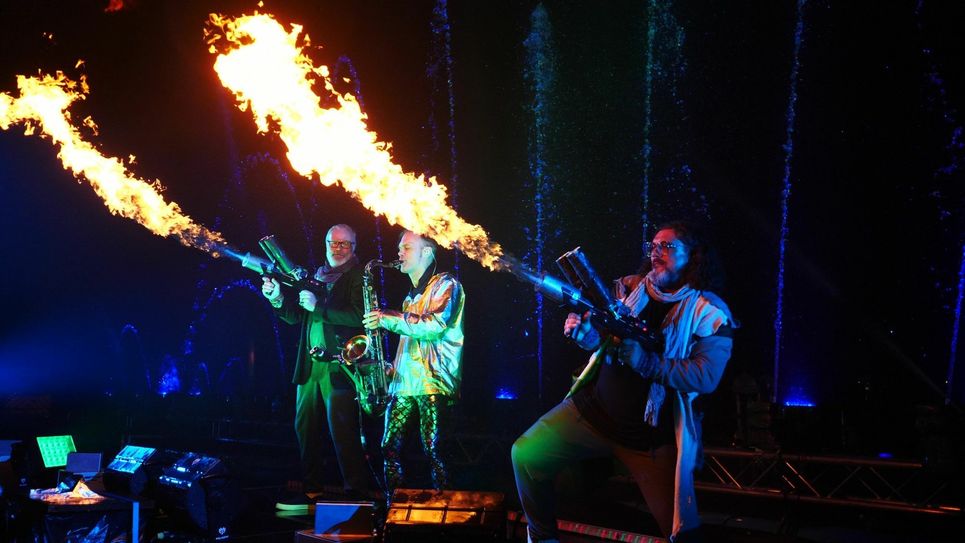Aus Licht, Wasser, Feuer und Musik choreografieren Roland Nenzel (r.) und sein Team in Bonn eine stimmungsvolle Benefiz-»Klangwelle«. Foto: Markus Werner
