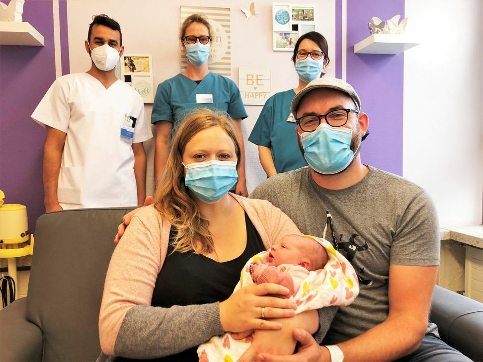 Abdullah Al-Khazraji, Gudrun Grosenick und Manuela Schindler (Reihe hinten v. l.) freuen sich mit Annette und Nikolaus Klein, dass die kleine Emilia gesund bei ihnen ist. Foto: Krankenhaus St. Marienwörth
