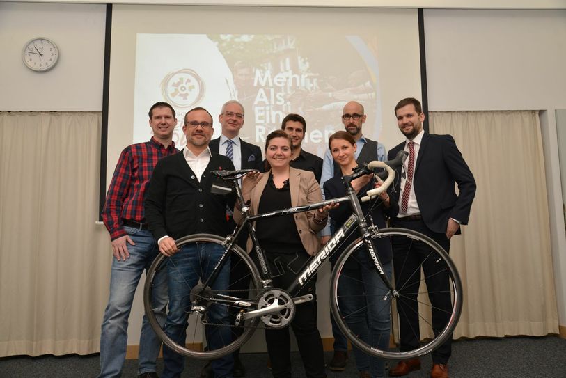 OB Wolfram Leibe (3. v. l.) und sein Referent Tobias Reiland (r.) danken der Verwaltungsprojektgruppe zur Deutschland-Tour. Dazu gehören: Stefan Schmieder, Alexander Fisch und Patrick Schmitt (hinten v. l.) sowie Christian Fuchs, Maylin Müllers und Katrin Meyer (vorne v. l.). Foto: Presseamt Trier