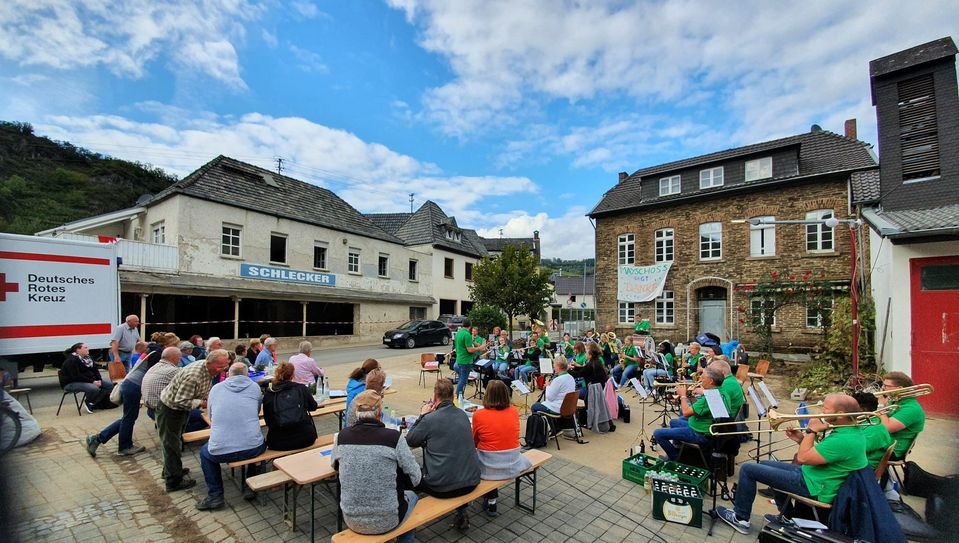 Der Musikverein Dörth spielte im Ahrtal auf und gab ein Konzert für die gebeutelten Menschen in Mayschoß. (Foto: MV Dörth)