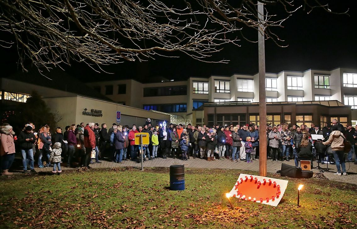 Zur Mahnwache waren laut Bürgerinitiative rund 250 Menschen gekommen. Foto: Dreschers