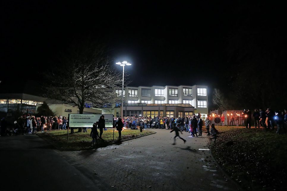 Zur Mahnwache waren laut Bürgerinitiative rund 250 Menschen gekommen. Foto: Dreschers