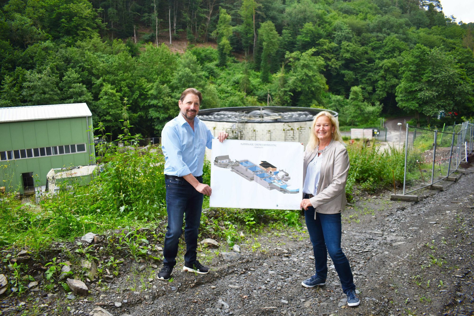 Jitka Nick und Peter Unkel vor der alten Tropfkörperanlage. Diese weicht (mit dem  Rest der Anlage) bis 2024 einer hochmodernen Kläranlage, die das Abwasser künftig energieeffizient reinigt. (Text und Foto: Andreas Bender)