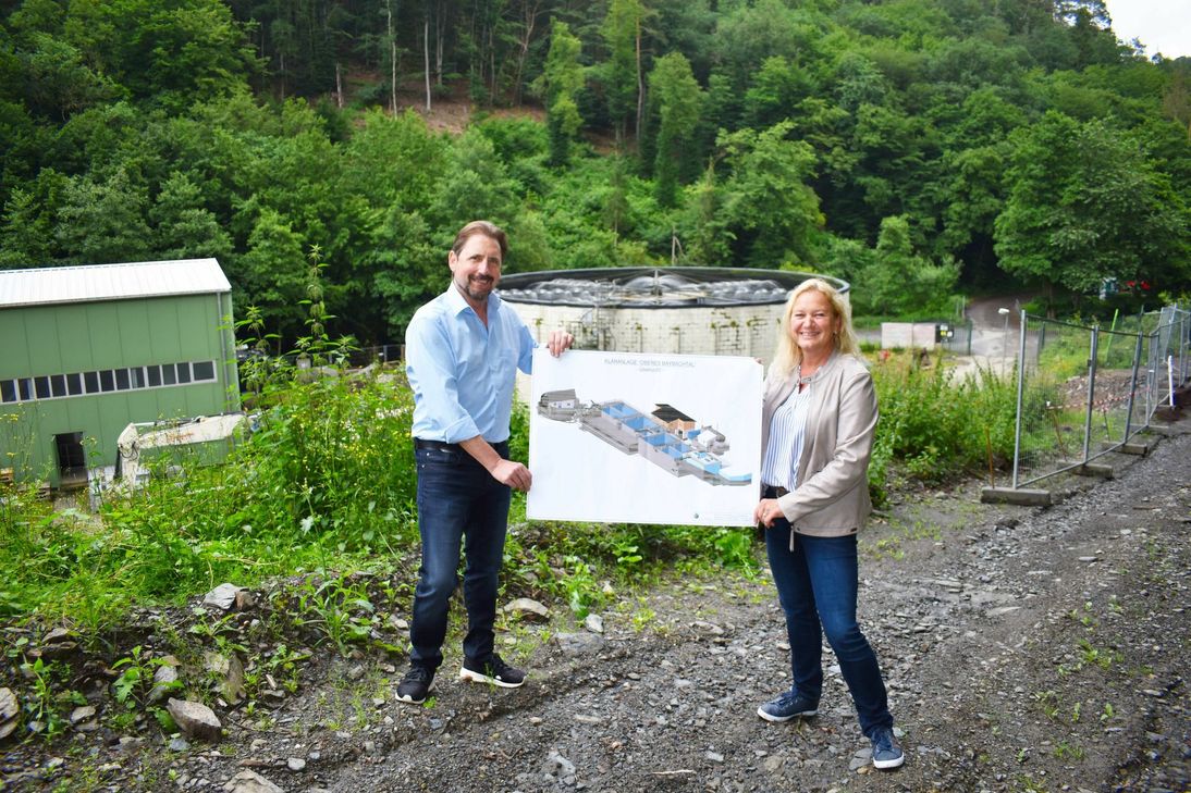 Jitka Nick und Peter Unkel vor der alten Tropfkörperanlage. Diese weicht (mit dem  Rest der Anlage) bis 2024 einer hochmodernen Kläranlage, die das Abwasser künftig energieeffizient reinigt. (Text und Foto: Andreas Bender)