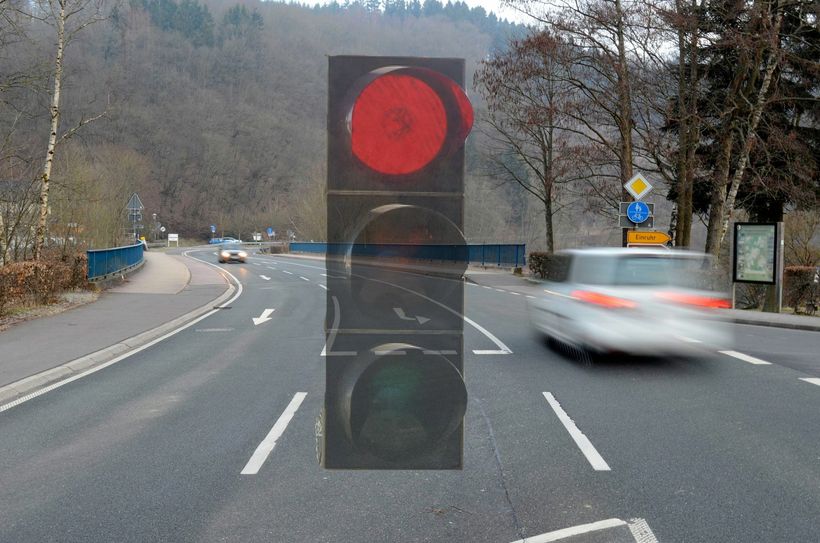 Ab sofort regelt eine Ampel den Verkehr auf der Brücke der B266 am Obersee in Einruhr. Brückenschäden lassen nur noch eine einspurige Befahrung zu. Foto: M. Nielen
