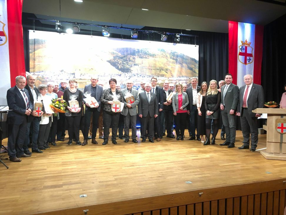 Im Rahmen des Neujahrsempfangs der Stadt Zell zeichnete Stadtbürgermeister Hans-Peter Döpgen engagierte Bürgerinnen und Bürger aus.