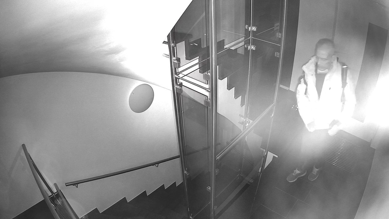 Mit Bildern einer Überwachungskamera sucht die Polizei nach einem Einbrecher. Foto: Polizei