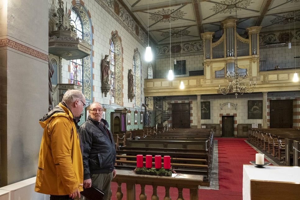 Altarraum und Sakristei sind nicht von der Sperrung betroffen, daher konnten Pfarrer Erik Pühringer (l.) und Kirchenvorstand Hans-Joachim Emonds von dort aus über die weiteren Schritte informieren.