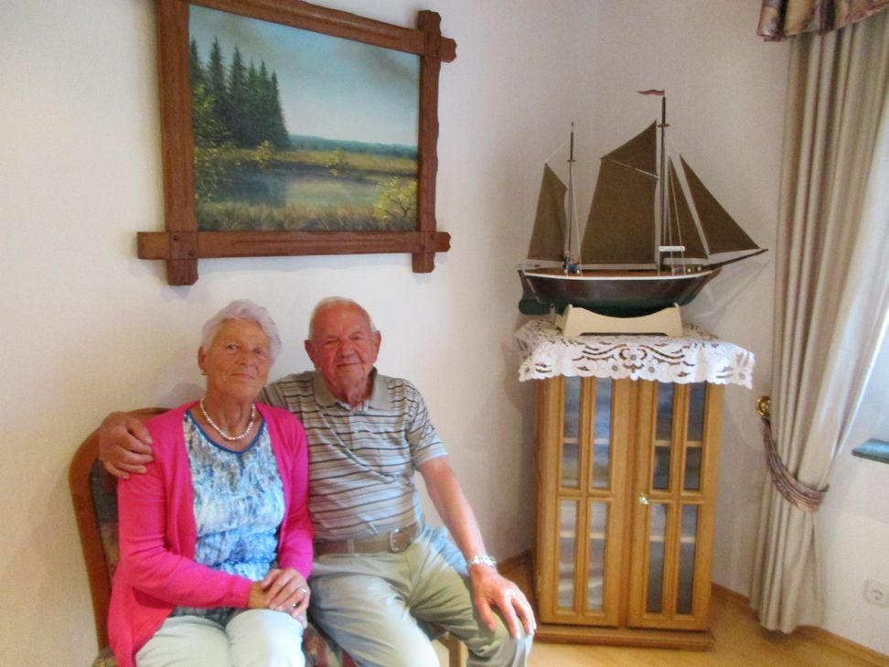 Diamanthochzeit mit lieben Gästen, Eifelkunst und maßstabsgetreuen Schiffsmodellen: Fritz und Käthe Schriever in ihrer häuslichen Idylle in Monschau-Hargard. Foto: M. Schmitz