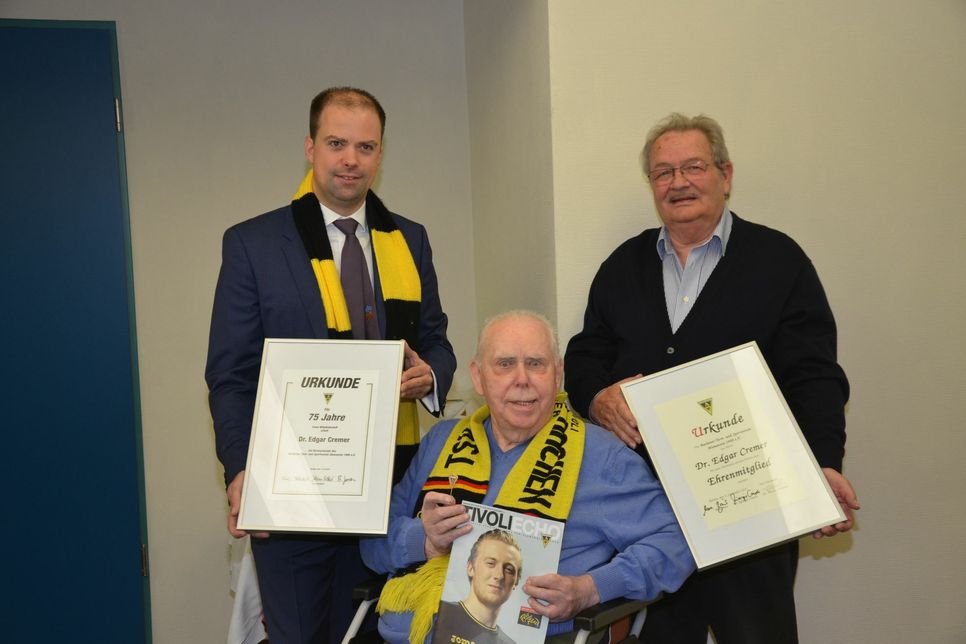 Dr. Edgar Cremer (Mitte) ist seit 75 Jahren Mitglied bei der Aachener Alemannia - und immer, wenn er zum Tivoli fährt, ist Willi Lantin (r.) mit dabei. Präsident Dr. Martin Fröhlich (l.) ernannte ihn nun zum Ehrenmitglied. Foto: T. Förster