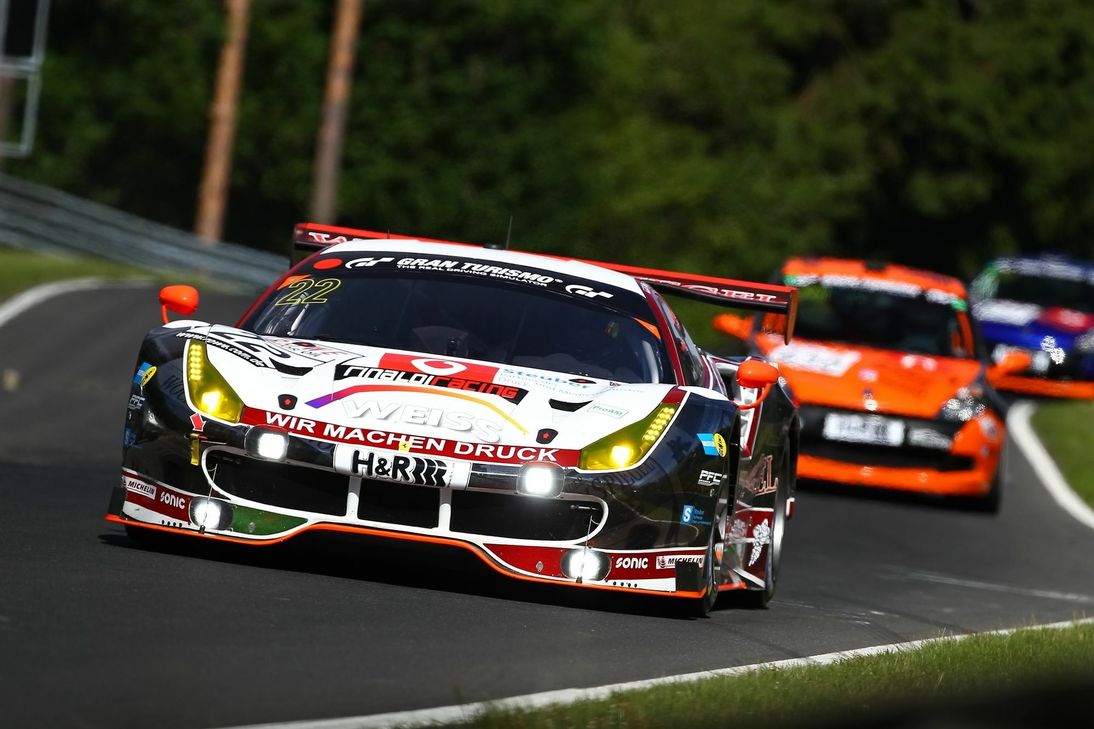 Der WochenSpiegel-Ferrari 488 GT3 mit der Startnummer 22, pilotiert von Georg Weiss, Jochen Krumbach und Oliver Kainz, kam auf Platz 3 ins Ziel. Foto: H.Elis/RACEPIX.eu