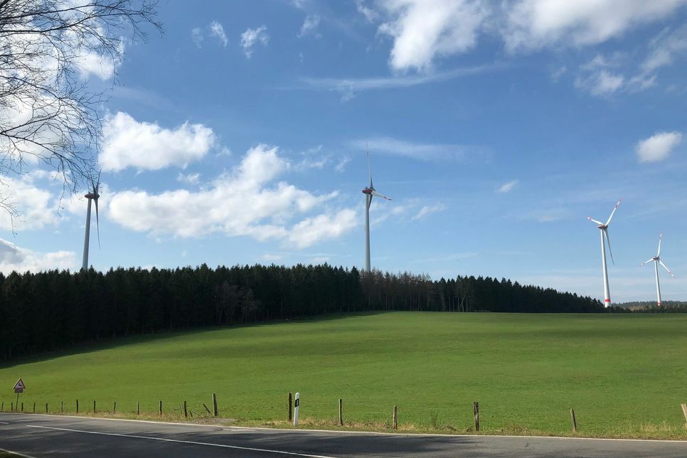 Vier der fünf Anlagen des Windparks Peterberg sind von der Abzweigung B399 ins Kalltal zu sehen. Foto: T. Förster