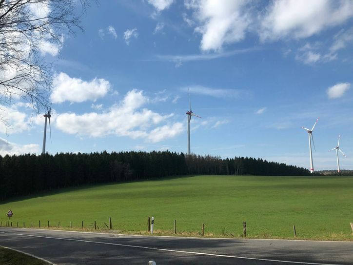 Vier der fünf Anlagen des Windparks Peterberg sind von der Abzweigung B399 ins Kalltal zu sehen. Foto: T. Förster