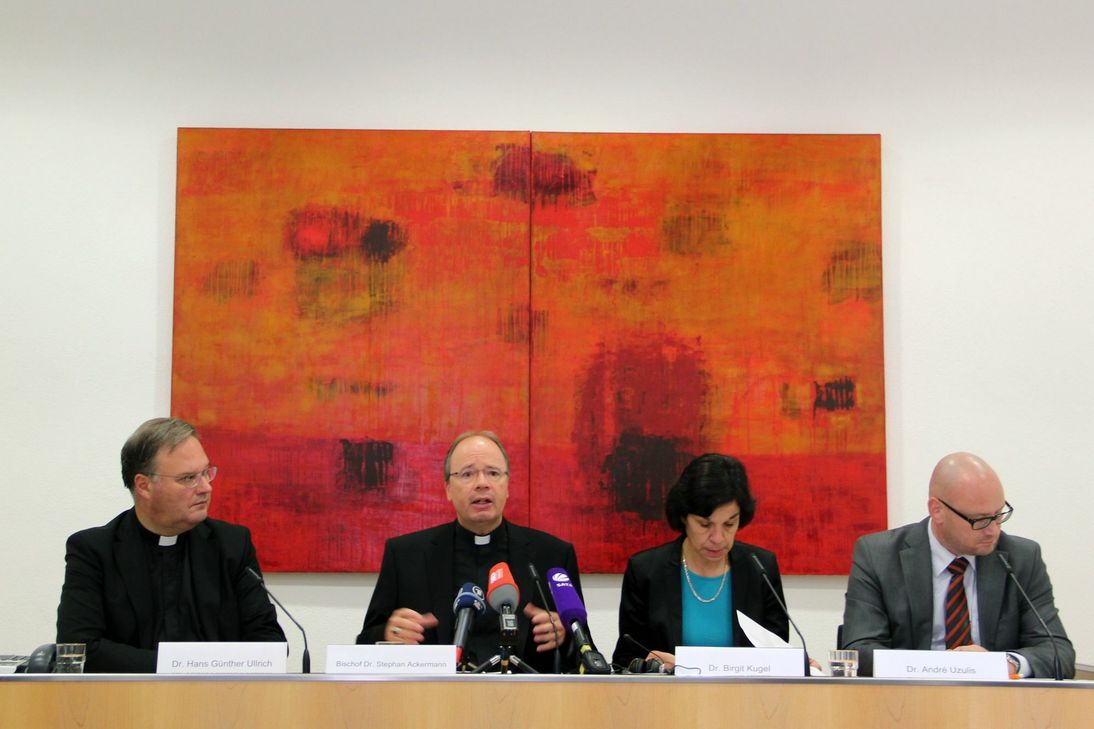 Stellten auf einer Pressekonferenz das Konzept für die Flüchtlingshilfe vor: Dr. Ullrich, Bischof Ackermann, Dr. Kugel und Dr. Uzulis. Foto: Bistum